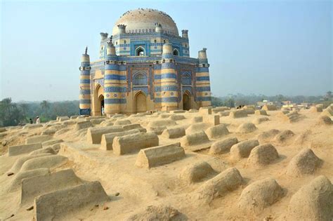  Der Uch Sharif: Ein Mystisches Mausoleum für Geschichteliebhaber und Architekturbegeisterte!