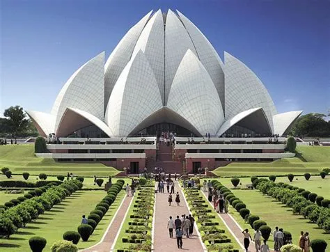 Lotus Temple: Ein Tempel der Harmonie und spirituellen Schönheit in Jakarta!