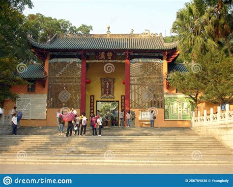  Das Nanhua Tempel: Ein spiritueller Rückzugsort und architektonische Meisterleistung!